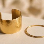 découvrez les différences entre bracelet de manchette et bracelet jonc, pour choisir le style idéal qui sublimera votre poignet avec élégance.