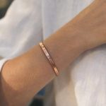 découvrez si porter un bracelet en cuivre présente des risques pour la santé, ses bienfaits potentiels et conseils pour un usage sûr.