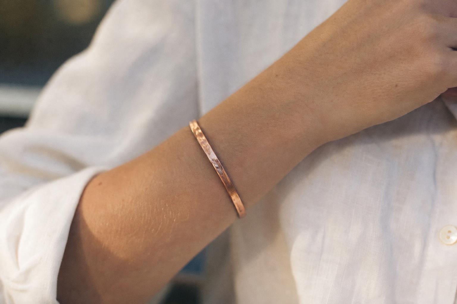 découvrez si porter un bracelet en cuivre présente des risques pour la santé, ses bienfaits potentiels et conseils pour un usage sûr.