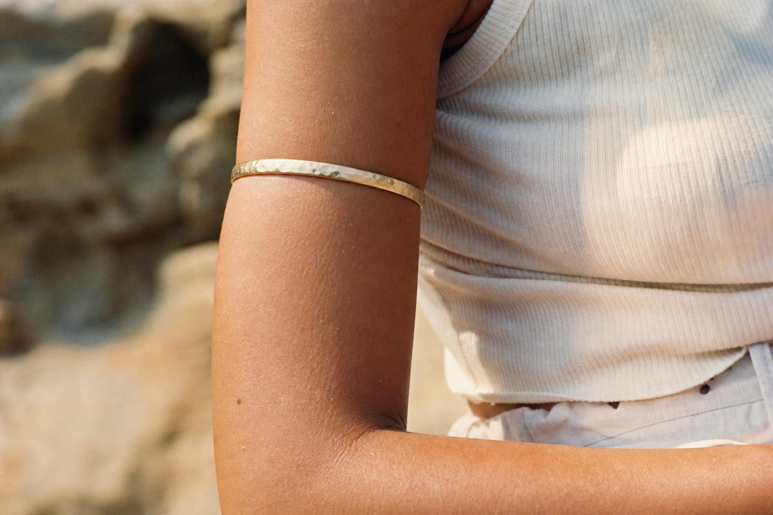 découvrez où porter un bracelet de bras pour un style unique et élégant. conseils et tendances pour bien choisir son placement.