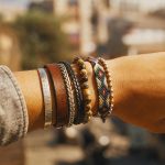 découvrez les raisons et les significations derrière le port de 7 bracelets simultanément, un style unique alliant mode et symbolisme.
