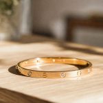 découvrez ce qu'est un bracelet rigide, ses caractéristiques, ses styles et comment le porter avec élégance au quotidien.