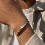 découvrez nos conseils pour porter un bracelet manchette avec style et élégance. apprenez à choisir et associer votre bracelet manchette à vos tenues pour un look tendance et unique.