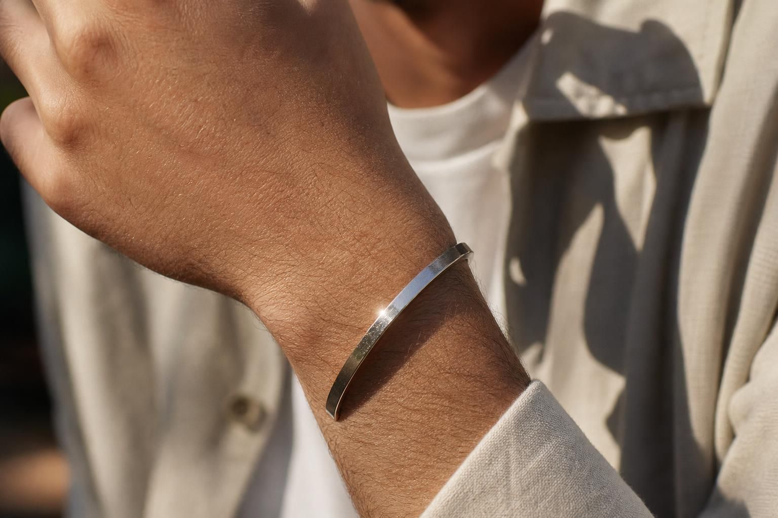 découvrez nos conseils pour porter un bracelet manchette avec style et élégance. apprenez à choisir et associer votre bracelet manchette à vos tenues pour un look tendance et unique.