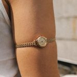 découvrez si porter une montre avec un bracelet de bras est une tendance stylée ou une erreur de mode, et apprenez à bien associer ces accessoires pour un look réussi.