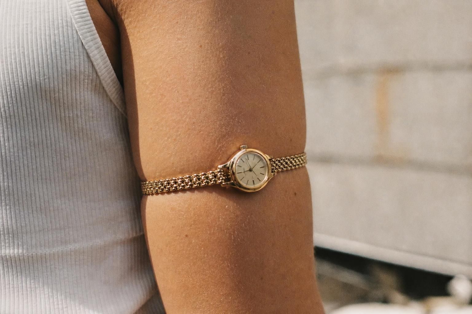 découvrez si porter une montre avec un bracelet de bras est une tendance stylée ou une erreur de mode, et apprenez à bien associer ces accessoires pour un look réussi.