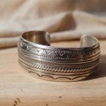 découvrez ce qu'est un bracelet manchette, son histoire, ses styles et comment le porter pour sublimer votre look.