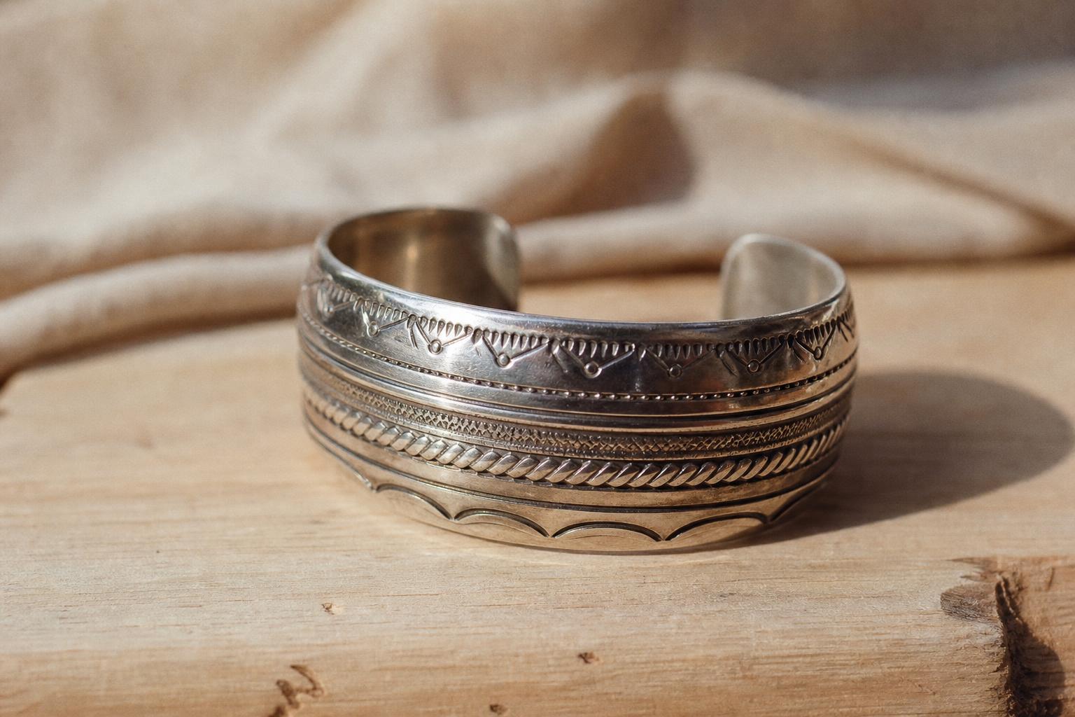 découvrez ce qu'est un bracelet manchette, son histoire, ses styles et comment le porter pour sublimer votre look.