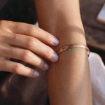 découvrez pourquoi votre bracelet en cuivre peut teinter votre peau en vert et apprenez les astuces simples pour éviter ce phénomène tout en profitant de votre bijou avec style.