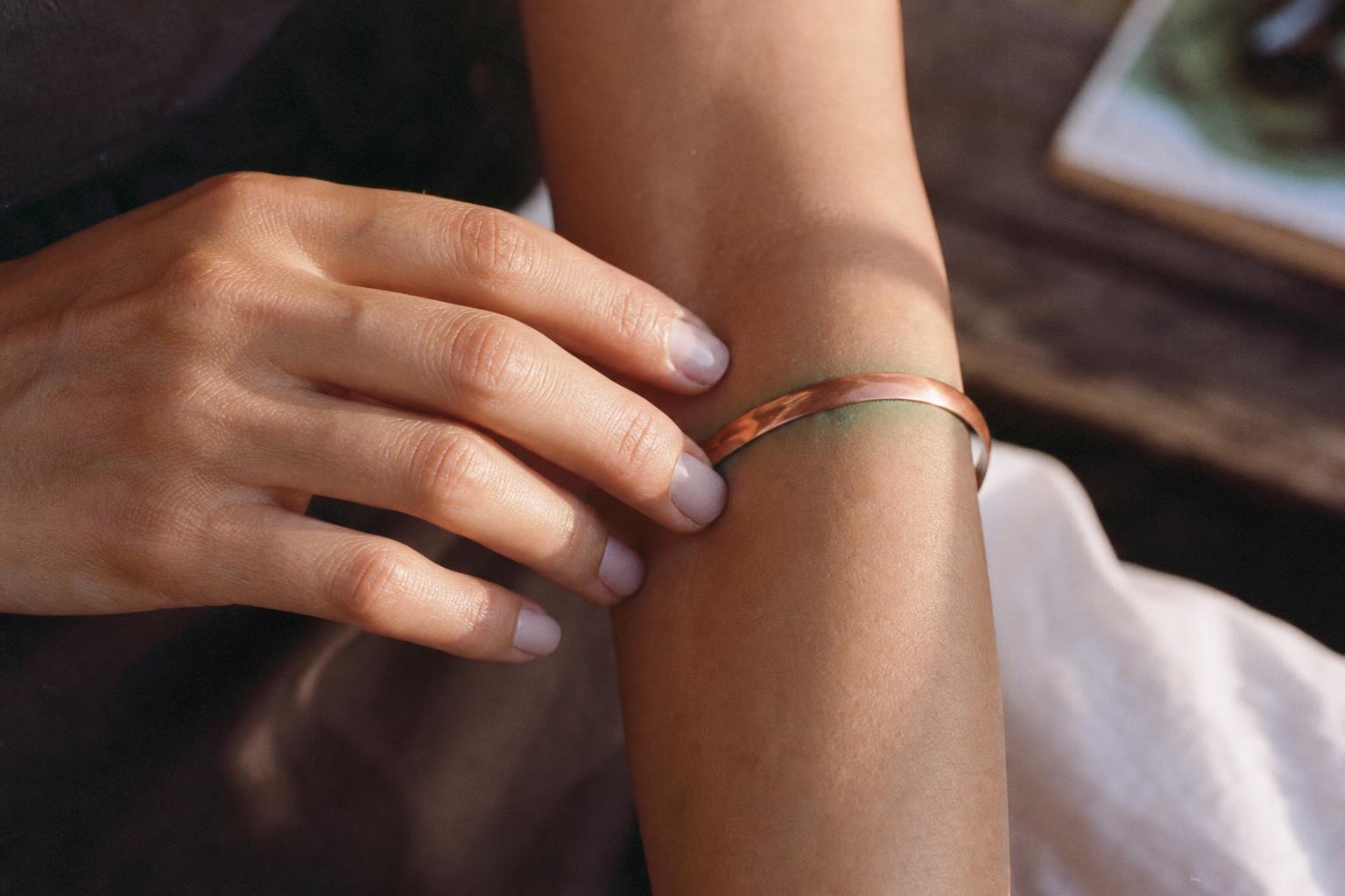 découvrez pourquoi votre bracelet en cuivre peut teinter votre peau en vert et apprenez les astuces simples pour éviter ce phénomène tout en profitant de votre bijou avec style.