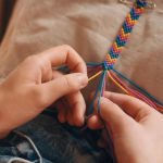apprenez à réaliser les nœuds essentiels pour créer un bracelet brésilien unique et coloré grâce à notre guide simple et détaillé.
