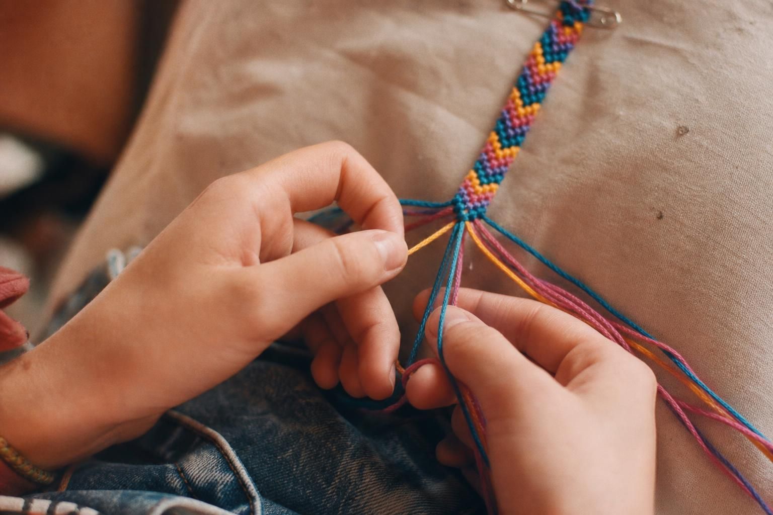 apprenez à réaliser les nœuds essentiels pour créer un bracelet brésilien unique et coloré grâce à notre guide simple et détaillé.