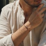 découvrez comment bien porter un bracelet en cuivre pour homme avec style et confort. conseils mode et astuces pour sublimer votre look au quotidien.