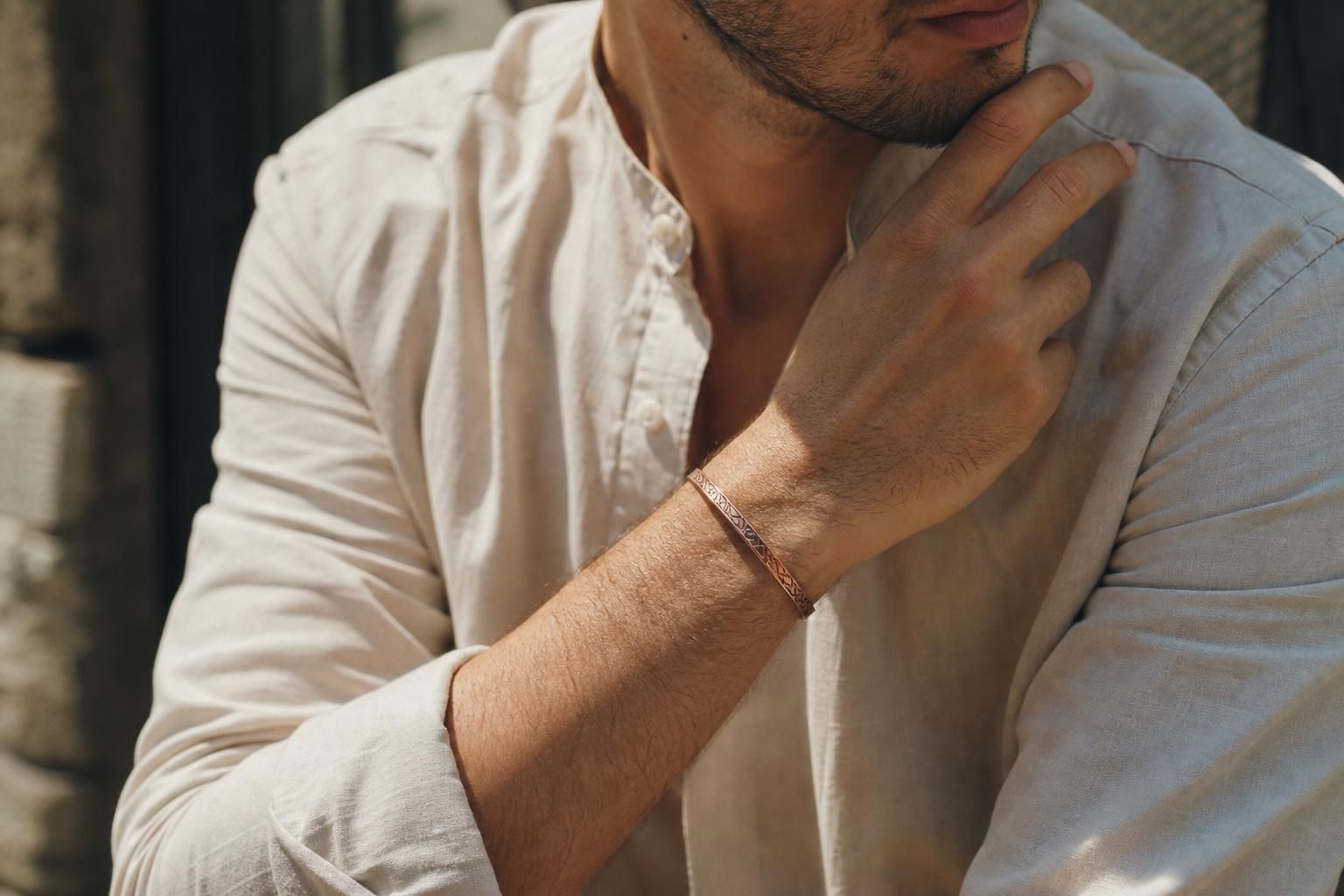 découvrez comment bien porter un bracelet en cuivre pour homme avec style et confort. conseils mode et astuces pour sublimer votre look au quotidien.