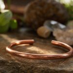découvrez les bienfaits spirituels du bracelet en cuivre et comment il peut harmoniser votre énergie, renforcer votre équilibre intérieur et favoriser votre bien-être au quotidien.