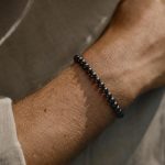 découvrez la signification de l'hématite portée en bracelet perle noire et ses bienfaits pour l'énergie et la protection au quotidien.