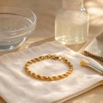 découvrez des méthodes efficaces et sûres pour nettoyer un bracelet en or jaune sans l'endommager, en préservant sa brillance et sa beauté.