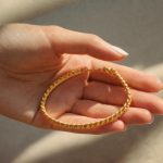 découvrez les astuces simples et efficaces pour vérifier si votre bracelet est en or, éviter les contrefaçons et connaître sa valeur réelle.
