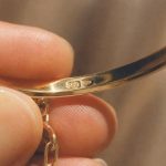 découvrez comment lire les poinçons sur un bracelet en or pour vérifier son authenticité et sa qualité. guide pratique pour identifier les symboles et comprendre leur signification.