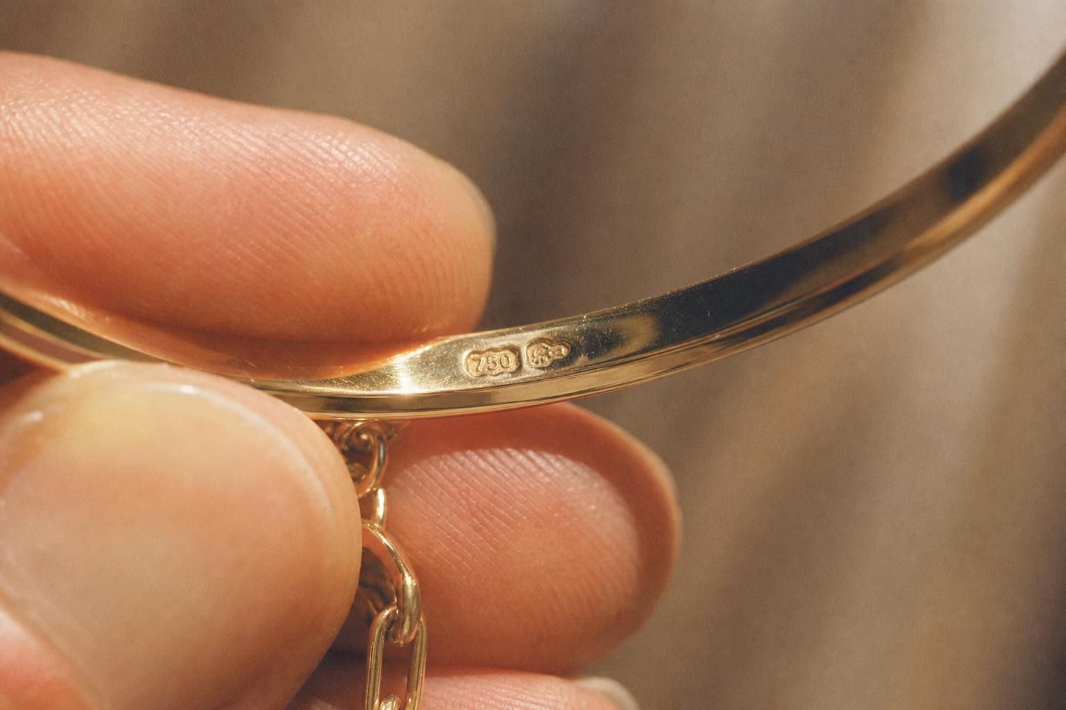 découvrez comment lire les poinçons sur un bracelet en or pour vérifier son authenticité et sa qualité. guide pratique pour identifier les symboles et comprendre leur signification.