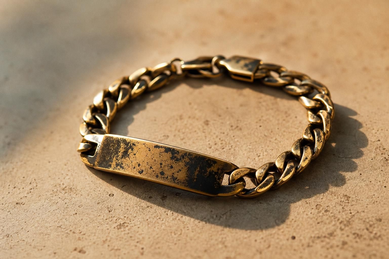 découvrez pourquoi votre bracelet en acier inoxydable doré noircit et apprenez les meilleures astuces pour le nettoyer et le faire briller à nouveau.