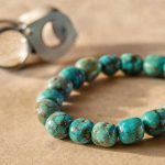 découvrez nos conseils pour reconnaître un bracelet en turquoise authentique et éviter les contrefaçons grâce à des méthodes simples et efficaces.