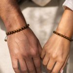 découvrez sur quel poignet porter un bracelet en œil de tigre pour bénéficier de ses propriétés énergétiques et spirituelles. conseils et significations pour un usage optimal.