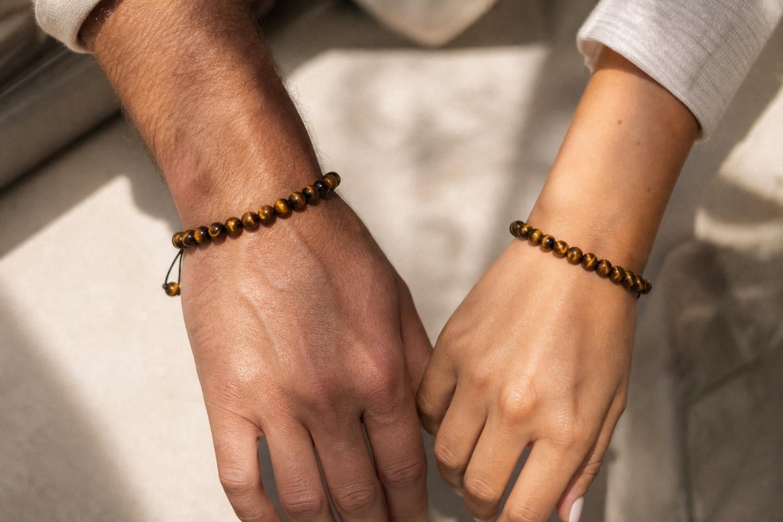 découvrez sur quel poignet porter un bracelet en œil de tigre pour bénéficier de ses propriétés énergétiques et spirituelles. conseils et significations pour un usage optimal.