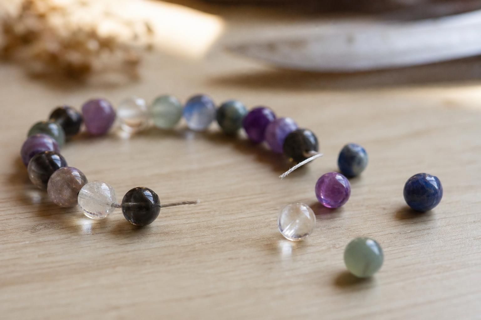 découvrez les raisons courantes pour lesquelles votre bracelet de lithothérapie peut se casser et comment en prendre soin pour le préserver.