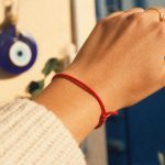 découvrez la signification profonde du bracelet fil rouge en kabbale, symbole de protection et d'énergie spirituelle selon la tradition mystique juive.