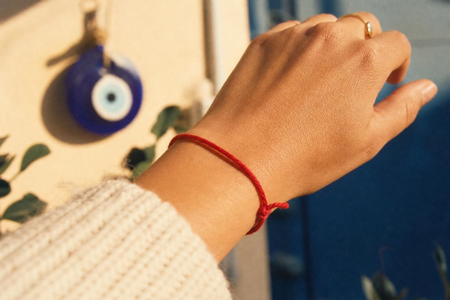 découvrez la signification profonde du bracelet fil rouge en kabbale, symbole de protection et d'énergie spirituelle selon la tradition mystique juive.