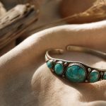 découvrez la signification profonde d'un bracelet en turquoise, symbole de protection, de guérison et d'équilibre dans de nombreuses cultures.