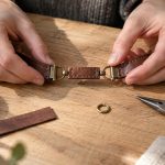 découvrez comment agrandir un bracelet en cuir simplement et sans l’abîmer, grâce à des astuces pratiques pour l’assouplir et l’ajuster à votre poignet.