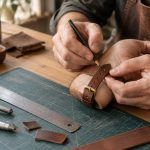 découvrez comment raccourcir un bracelet en cuir facilement : mesurez la longueur idéale, ajustez-le sans l’abîmer et retrouvez un maintien confortable.